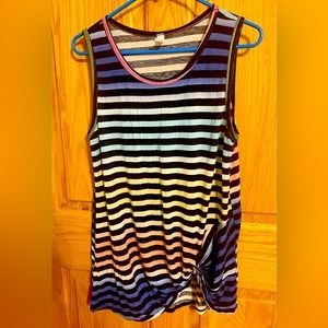 Sleeveless top with front twist. Multicolor. Very soft material